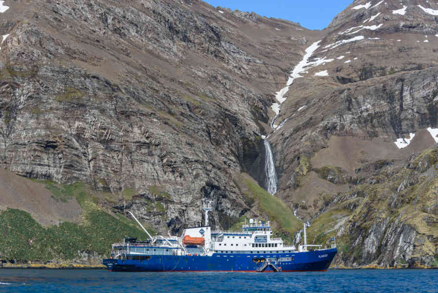 Islas Georgias del Sur 060 - Hércules Bay - barco Plancius.jpg